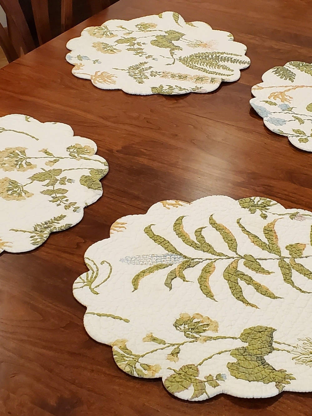 Floral Scalloped Quilted Placemats - White and Green